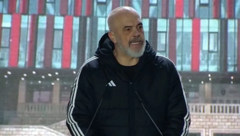 VIDEO/ Rama që e njeh gjuhën e ëmbël shqipe nuk përmbahet : Verëposhtërimet që na kanë bërë m*tërit e kënetës ….