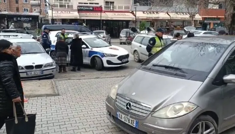 Lushnje/Shoferja aksidenton  këmbësorin në trotuar
