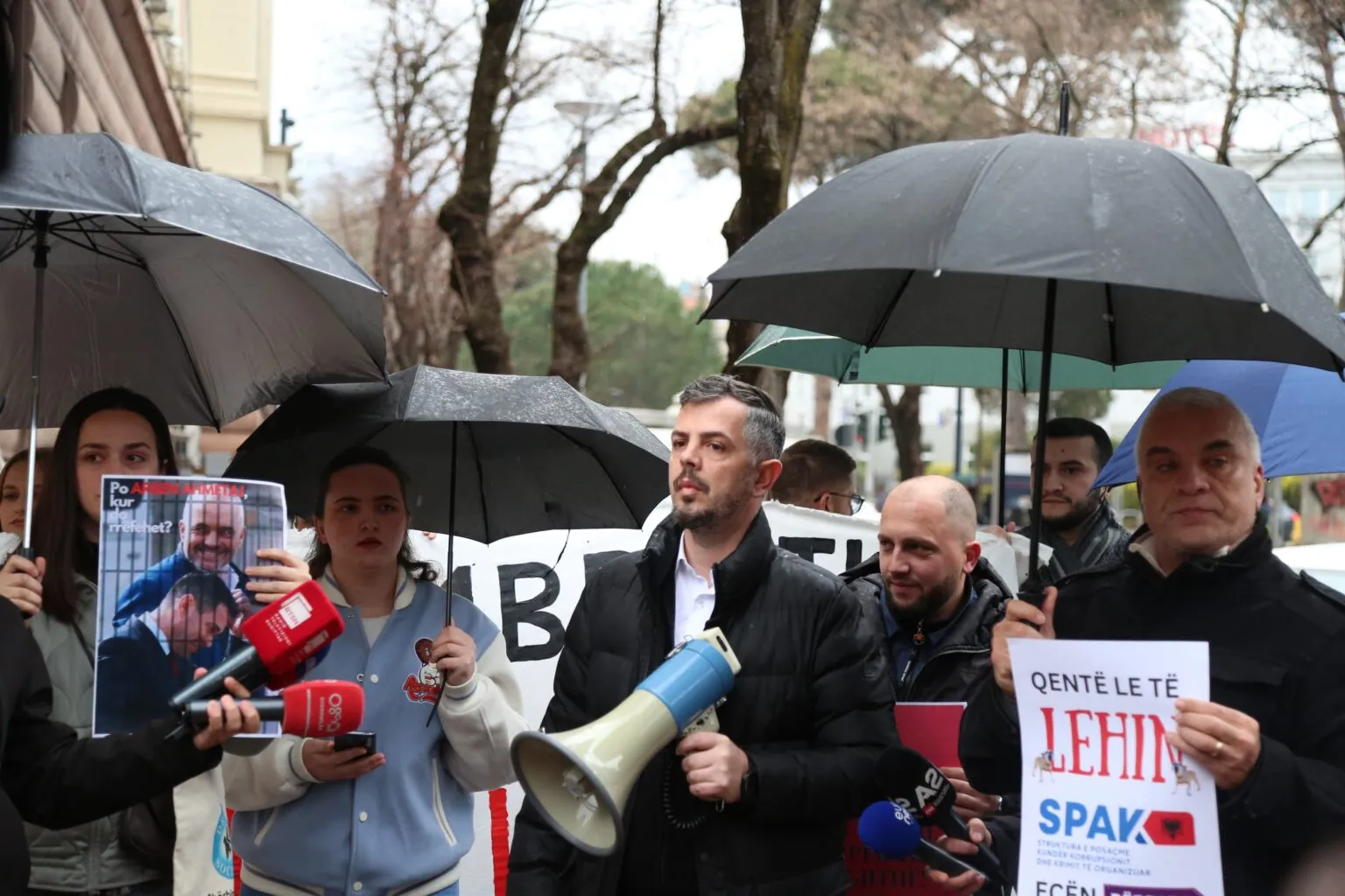 Mos sulmoni SPAK/ Qëndresa Qytetare proteston përpara Kryesisë së Kuvendit