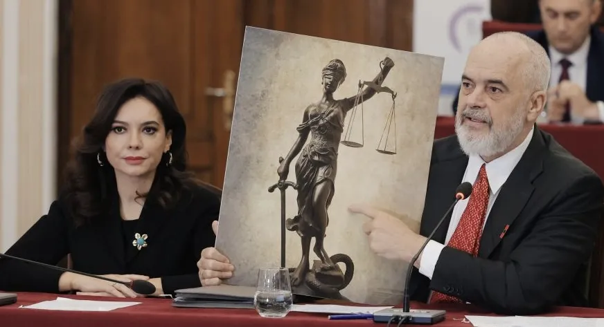 Padishahu i tregon vendin “Zonjës Drejtësi”