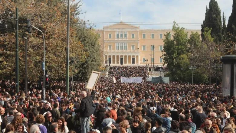 Greqi/Dy vite nga tragjedia e përpalsjes së trenave, protesta masive