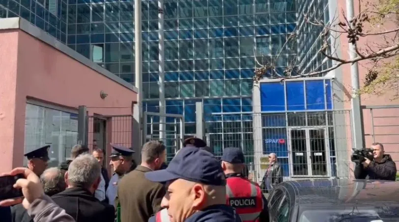 Banorët e fshatit Rrjoll zhvendosin protestën para SPAK