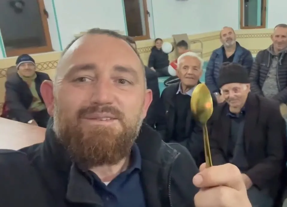 Video e imamit Dorzi : Mbas 11 majit do hamë të njëjtën groshë… me lugë floriri!