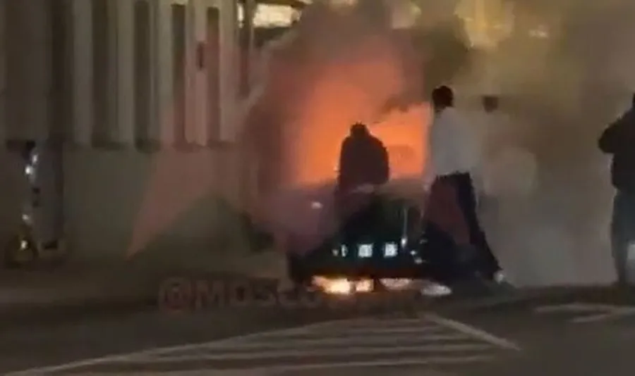 Moskë/Shpërthen në flakë limuzina e Putinit, dyshime për atentat