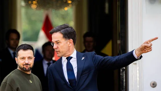 Rutte i kërkon Zelenskyt të bëjë “paqe” me Trump: Duhet të gjesh një mënyrë