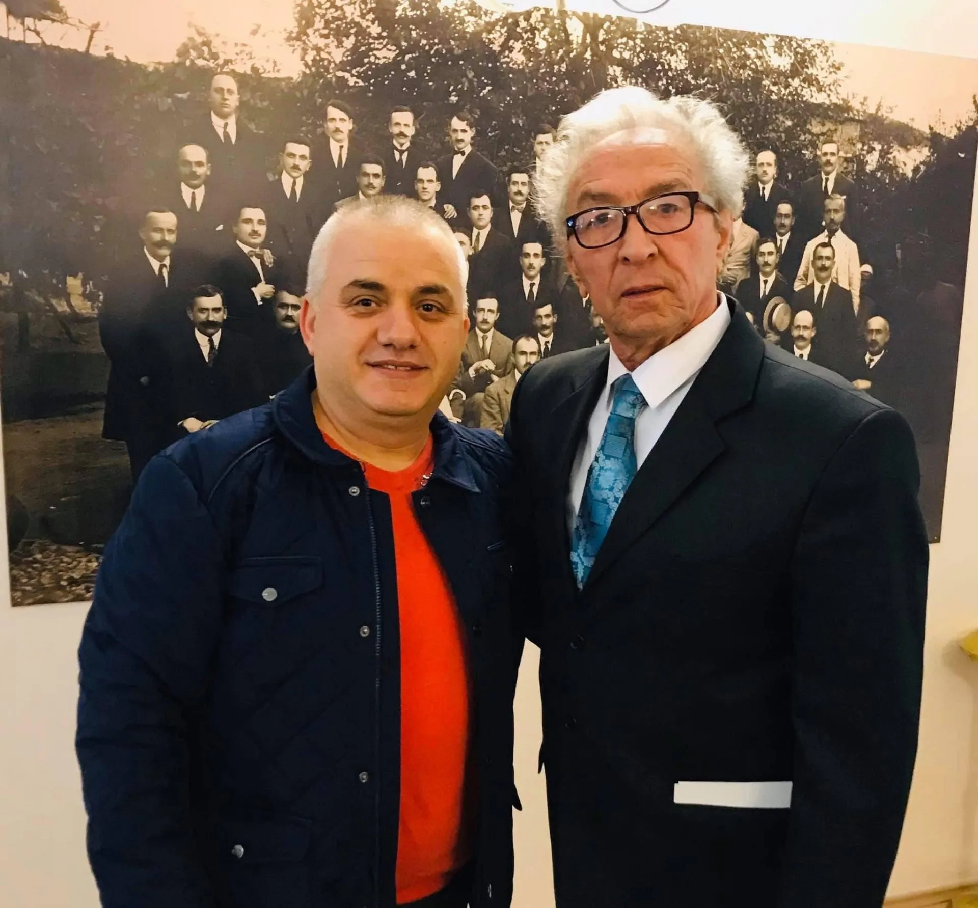 Gazetari uron poetin Xhevahir Spahiu për ditëlindje