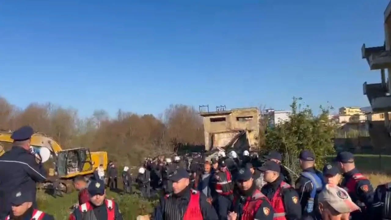 Banorët e Tragjasit përplasje me policinë, për ujin e fshatit që do devijohet në Dhërmi