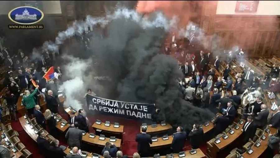 Kaos në parlamentin serb, tre deputë të plagosur