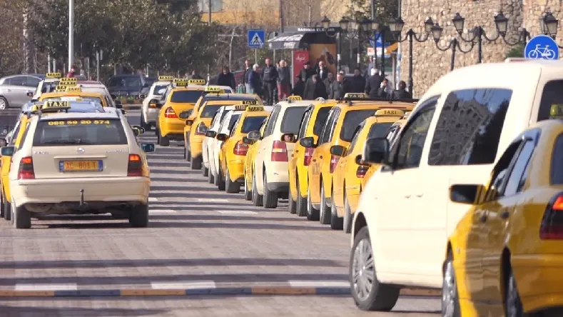 Sarandë: Taksistët protestojnë kundër licencave për taksitë elektrike