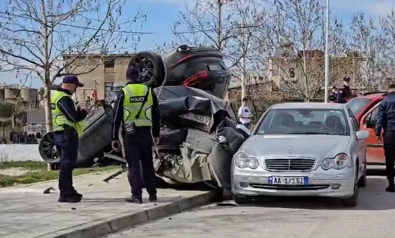 Vlorë, porsche ‘fluturon’ nga rruga, aksidenton 5 makina të tjera!