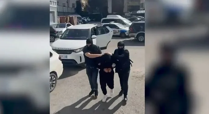 Tiranë/ Policia vë në pranga dy të rinj në flagrancë duke shitur drogë
