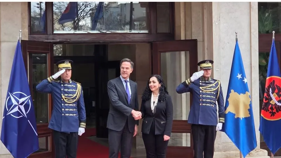 Shefi i NATO-s në Kosovë, Rutte pritet nga presidentja Osmani: Dialogu me Serbinë, e vetmja mënyrë për zgjidhjen e problemeve