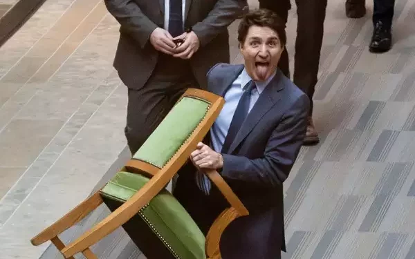 Foto/ Nxorri gjuhën jashtë, veprimi i pazakontë i Trudeau pasi u largua si Kryeministër