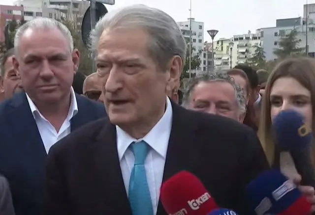 Berisha e fton deputetin Sulaj mes  betejës në sheshin e burrave: Zgjodhi të ikë por ka kohë të mendohet