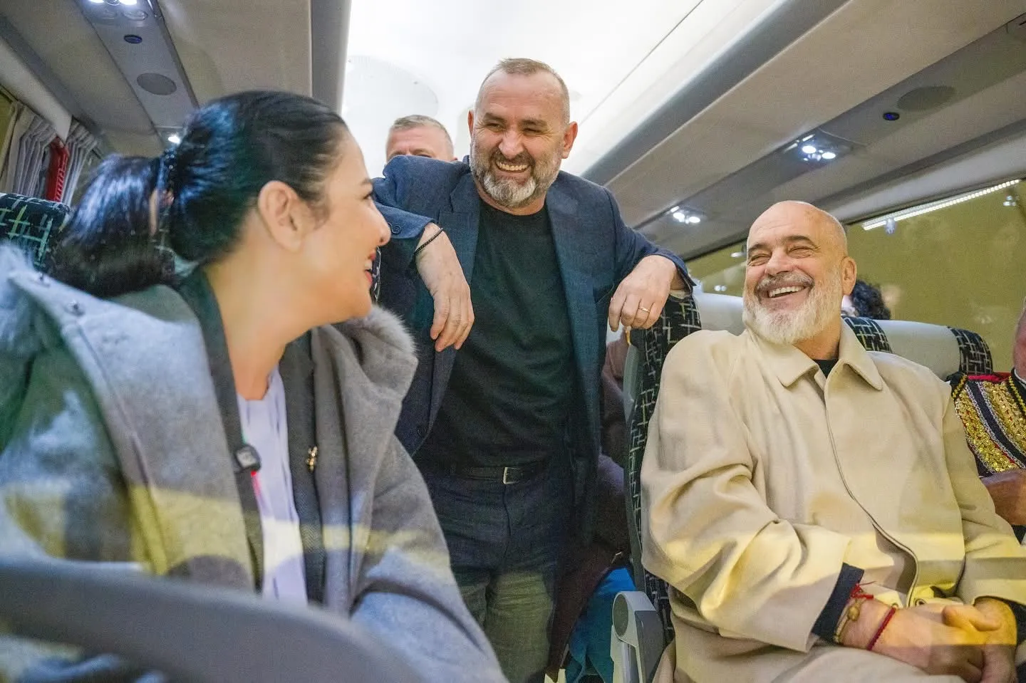 Tre kalorësit e asfaltit të florinjtë  bëjnë xhiro  me autobus  në Dibër