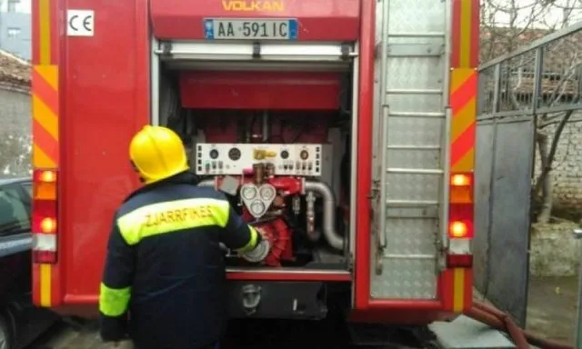 Garazhi i pallatit te Komuna e Parisit përfshihet nga zjarri
