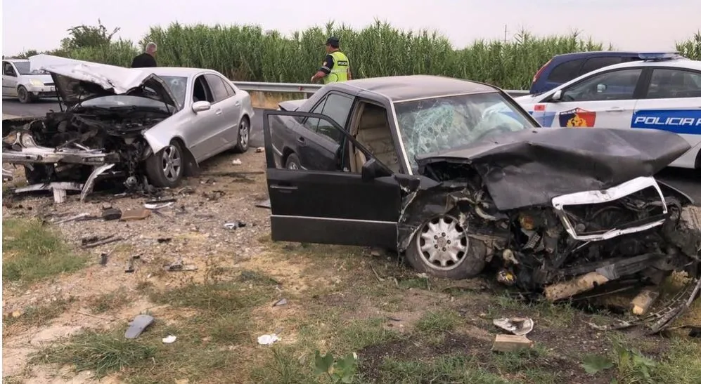 Foto/ Plagosen tre persona nga aksidenti  tek mbikalimi i Patokut