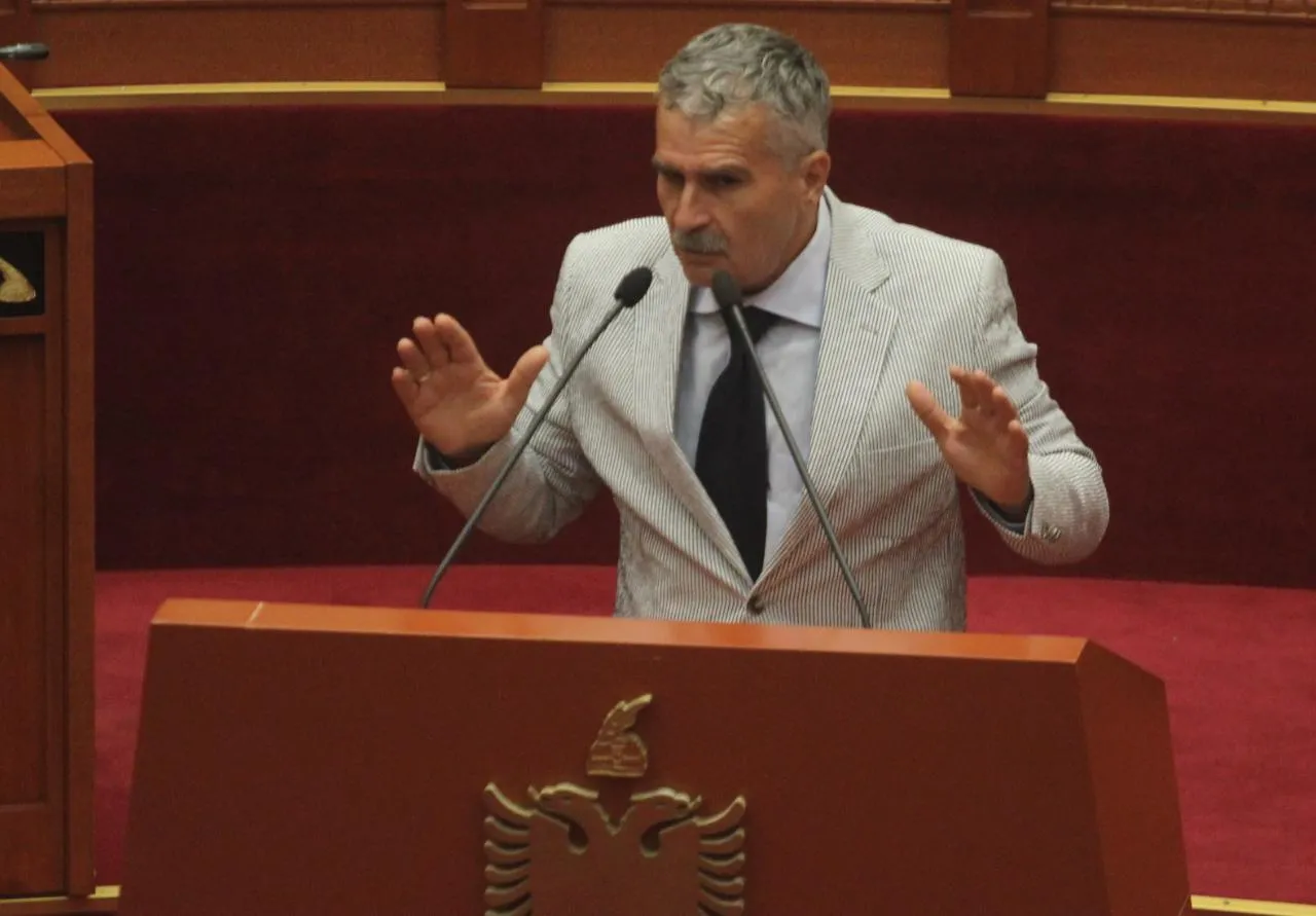 Kujtim Gjuzi flet për zgjedhjet e 11 majit: Topin e luan Berisha, Rama i ka lojtarët në burg