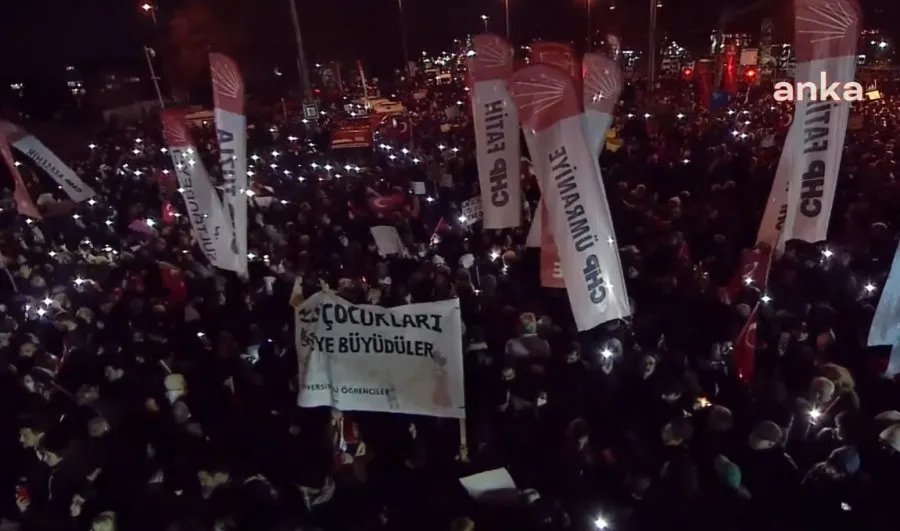 Turqi/ 300 mijë njerëz mbushin rrugët e Stambollit, në mbështetje të kryebashkiakut