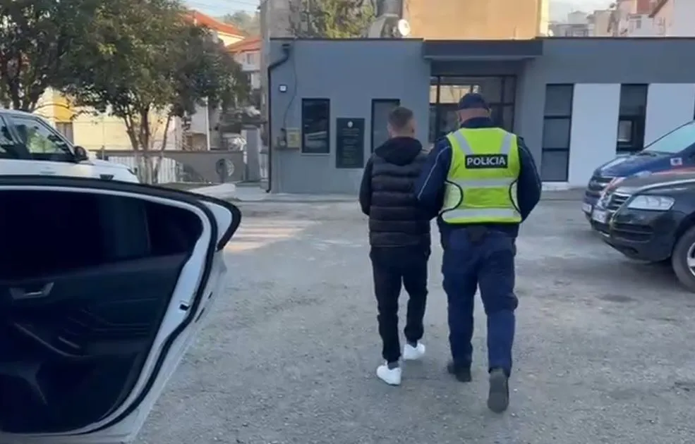 Elbasan/ AMP procedon babë e bir  oficerë policie