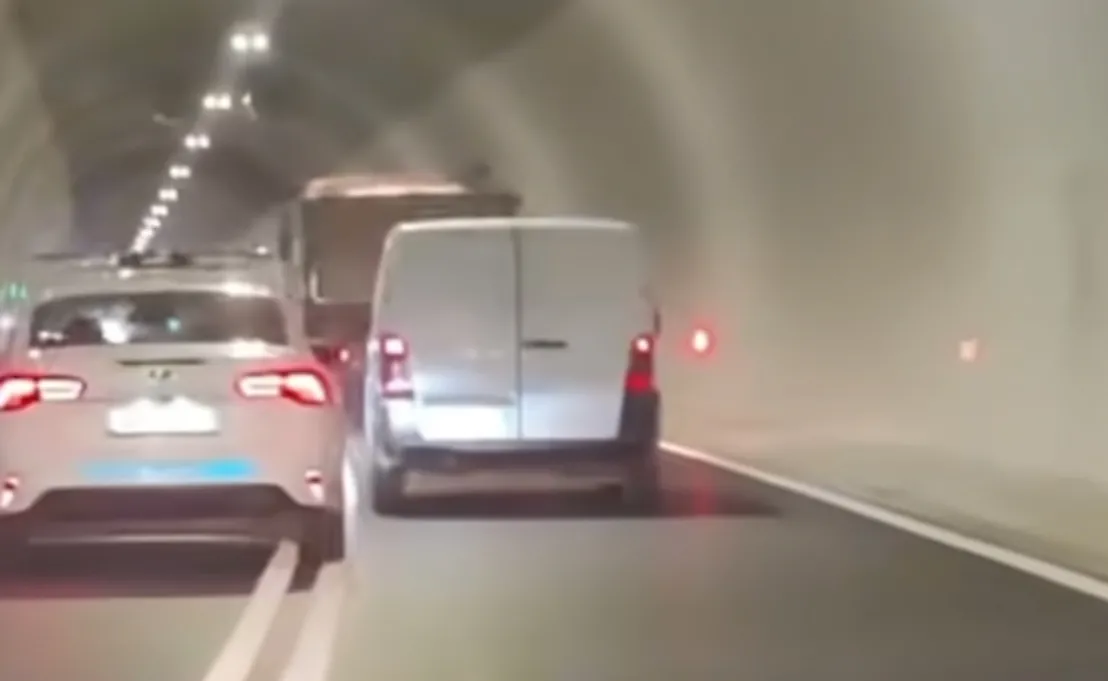 Video/ Policia bëhet burim aksidenti, parakalim në tunelin e Murrizit