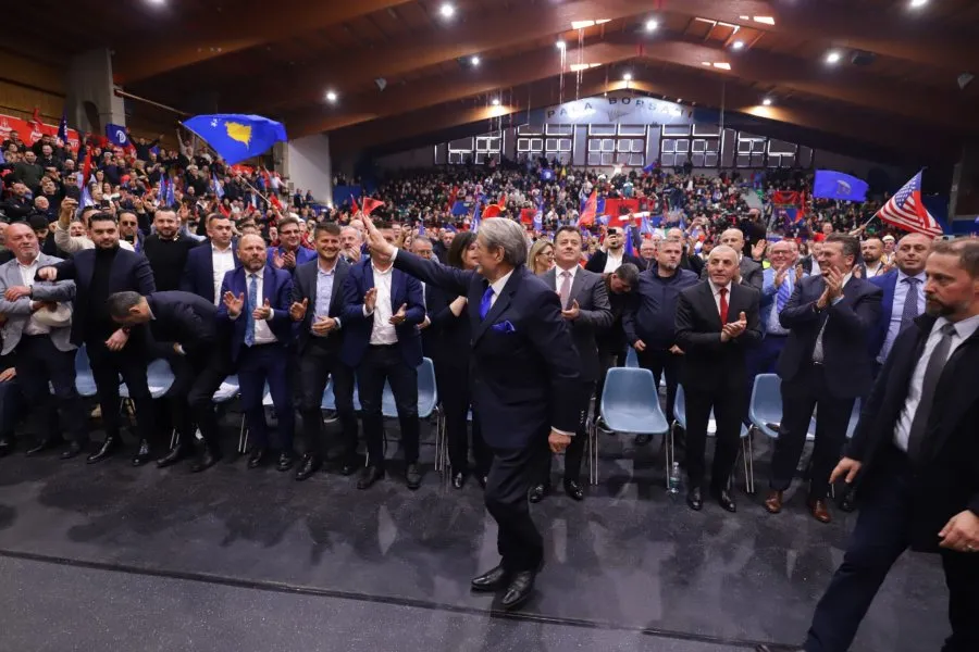 Berisha sot takohet me diasporën shqiptare në Napoli
