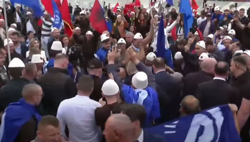 Foto/Nis takimi i Berishës me shqiptarët në Napoli, kreu i PD pritet me ovacione