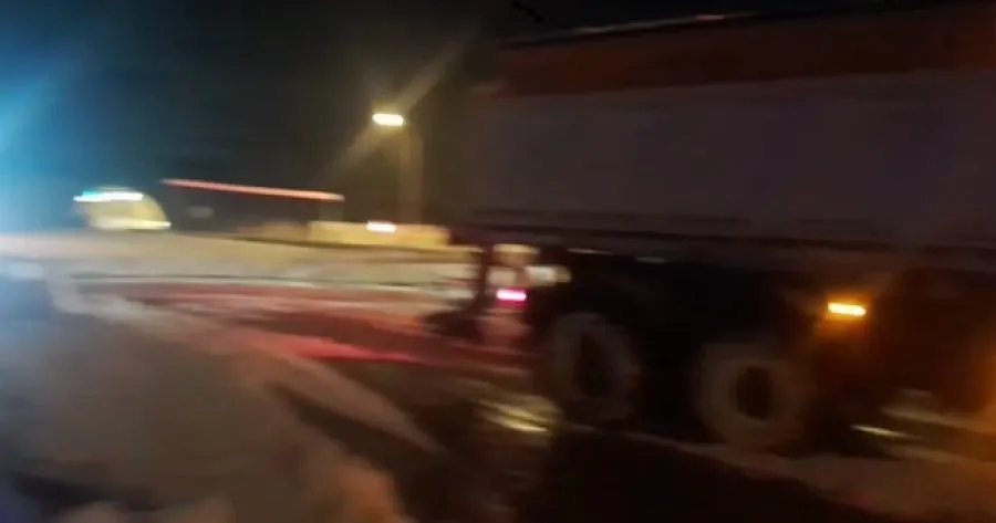 Moti i keq/Kamioni rrëshket në aktin Strugë-Qafë Thanë, bllokohet komplet rruga