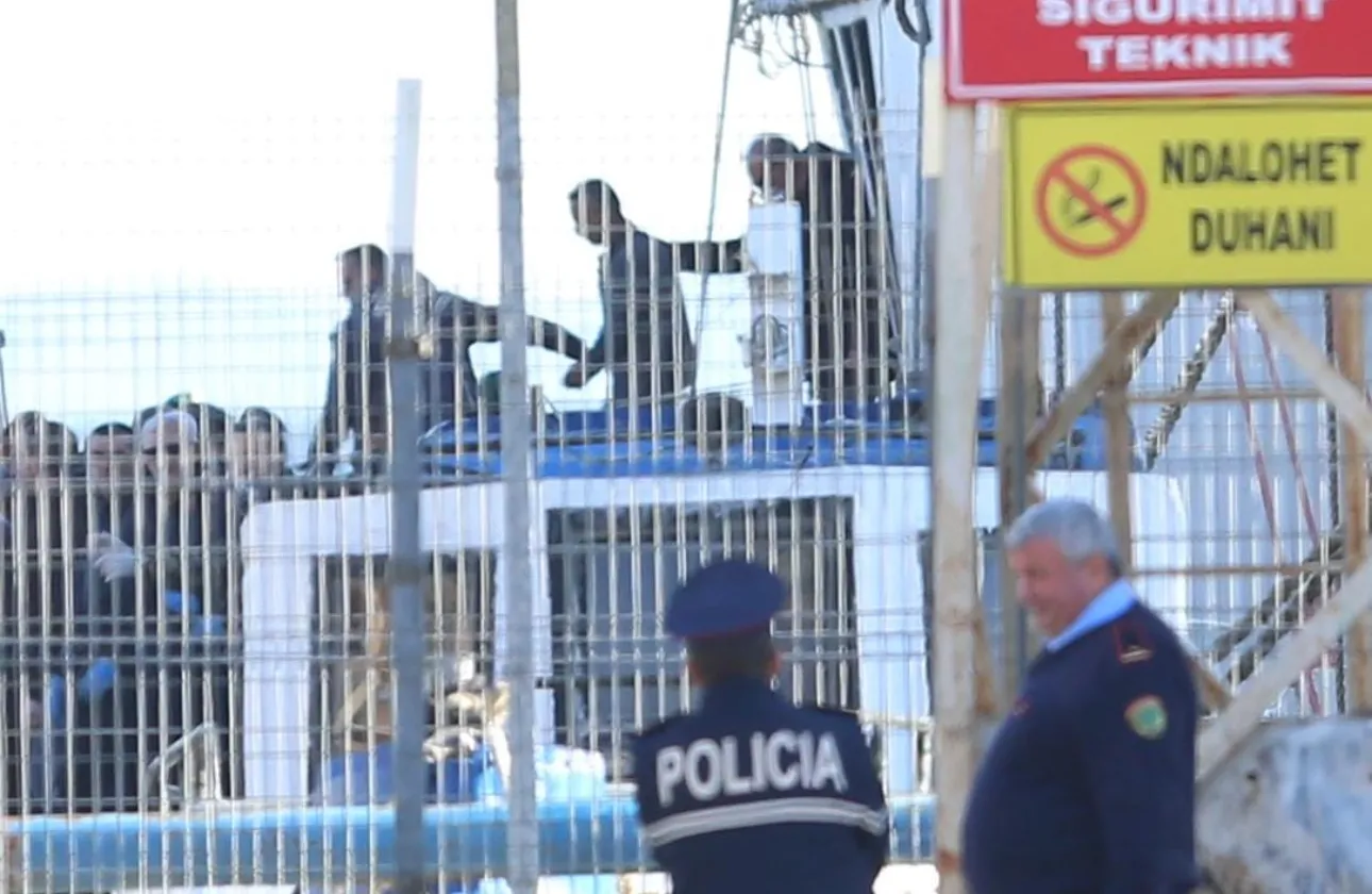 40 emigrantët nga Italia zbresin nga Anija “Libra” me pranga