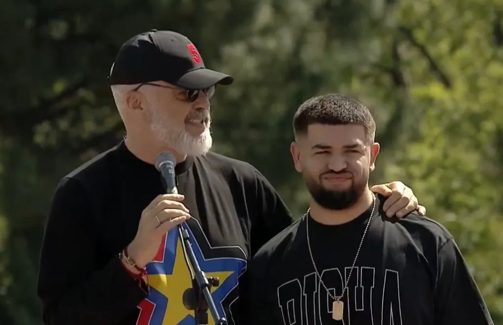Noizy flet pasi këndoi në miringun e PS: Koha e PD më kujton rrëmujë dhe errësirë, vetëm Rama ma mbush syrin