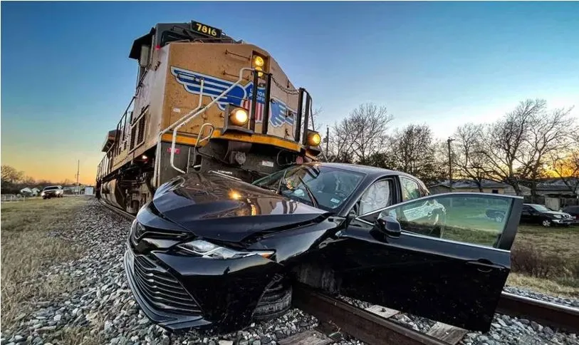 Kosovë/ Treni përplaset me makinën, një i vdekur dhe tre të plagosur