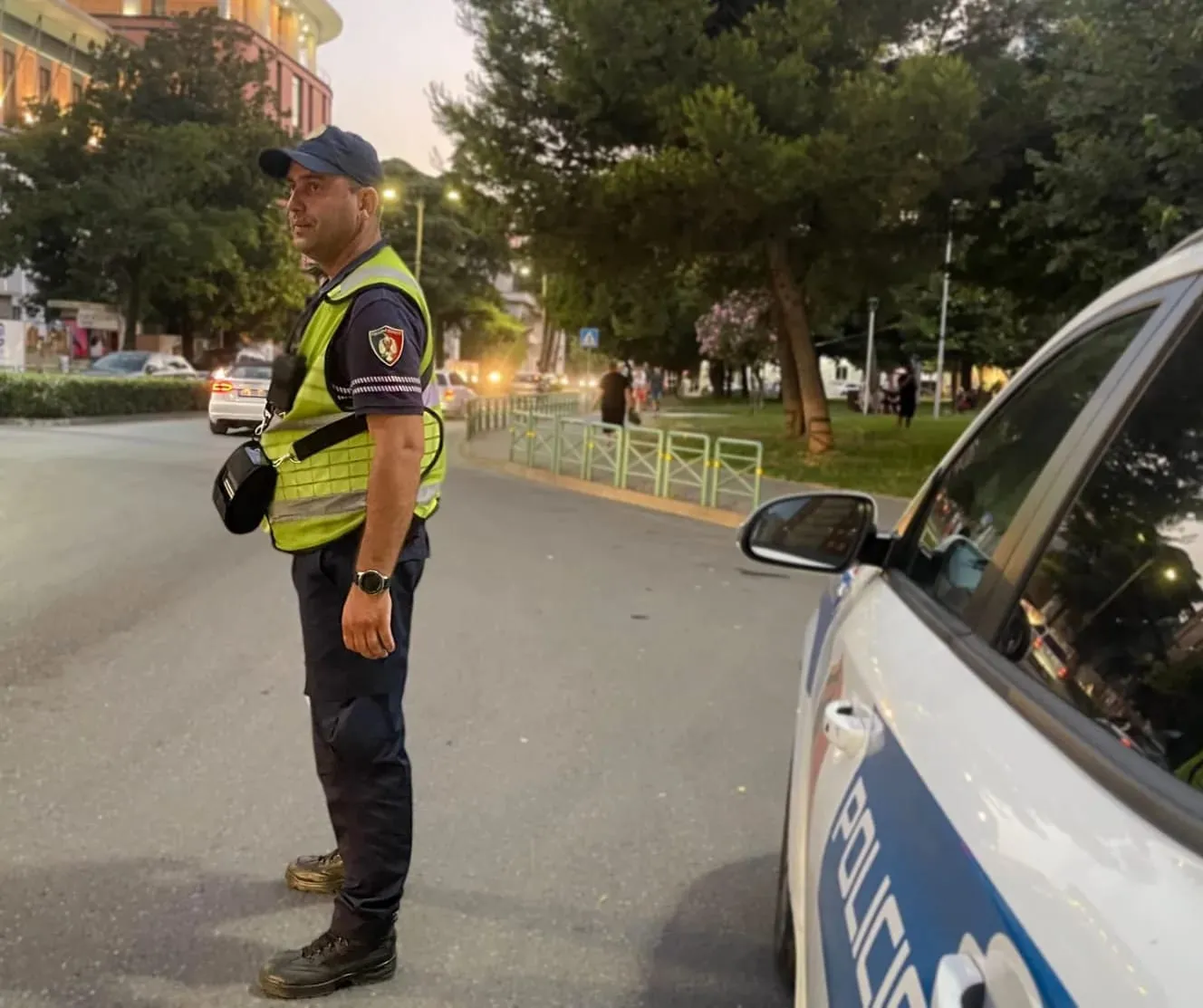 Tiranë/ I bëri shenjë për ndalim, ushtaraku e merr para me motor, dëmtohet efektivi i rrugores