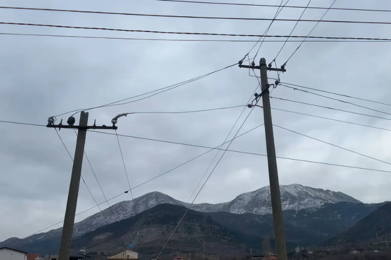 Fier/ Ndërron jetë elektricisti  që po punonte ne shtyllën elektrike