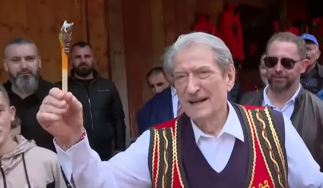 Krujë, tregtarët e veshin Berishën me kostumin kombëtar