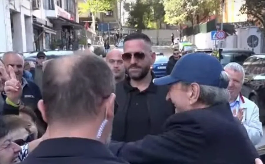 Berisha mbërrin në SPAK, i rrethuar nga militantët e PD