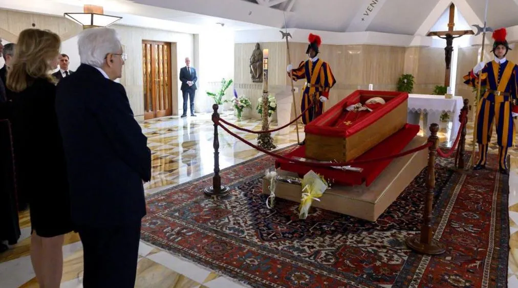Arkivoli me trupin e Papa Françeskut dërgohet në Bazilikën e Shën Pjetrit për homazhet e publikut