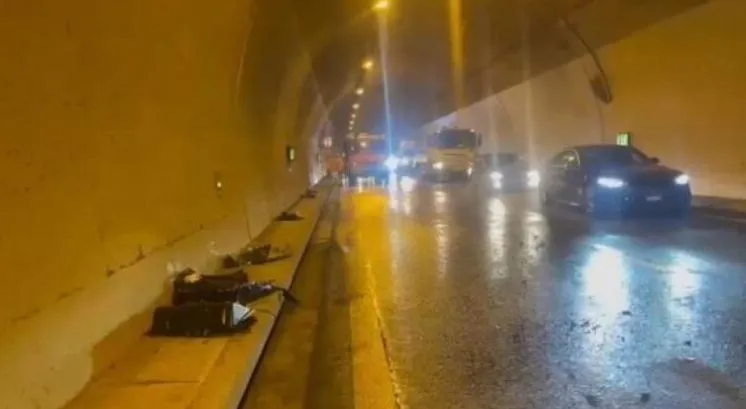Aksidenti në Tunelin e Kalimashit! Makina me targa të RMV i ra nga mbrapa kamionit të kompanisë që mirëmban rrugën