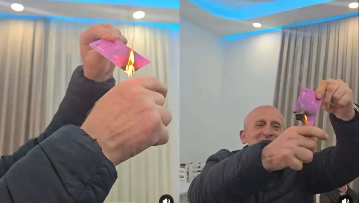 VIDEO/ Minatori i Bulqizës në shenjë proteste, djeg teserën e PS-së