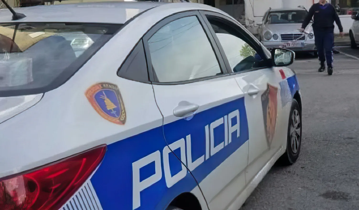 Tak Cara mbajti peng dhe dhunoi punonjësen e OSHEE-së në lokalin e tij