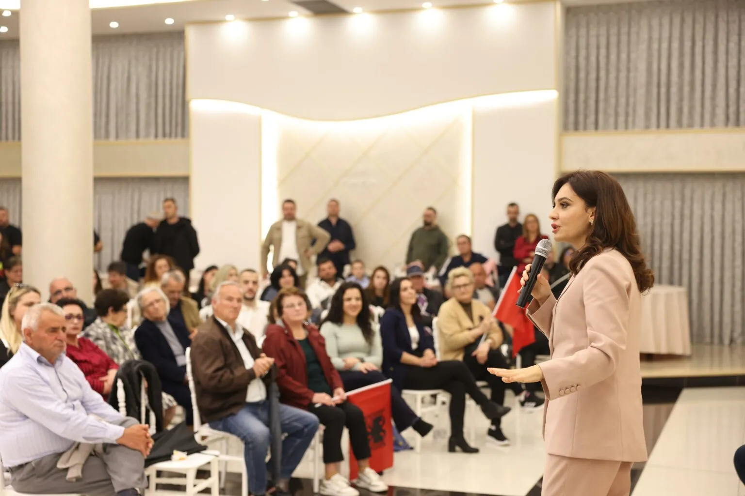 Spiropali takime në të gjithë qarkun e Tiranës: O me të ardhmen dhe Shqipërinë në Europë, o me të shkuarën dhe në gropë