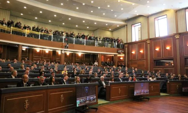 Albulena Haxhiu vetëm 4 vota larg zgjedhjes në krye të Parlamentit