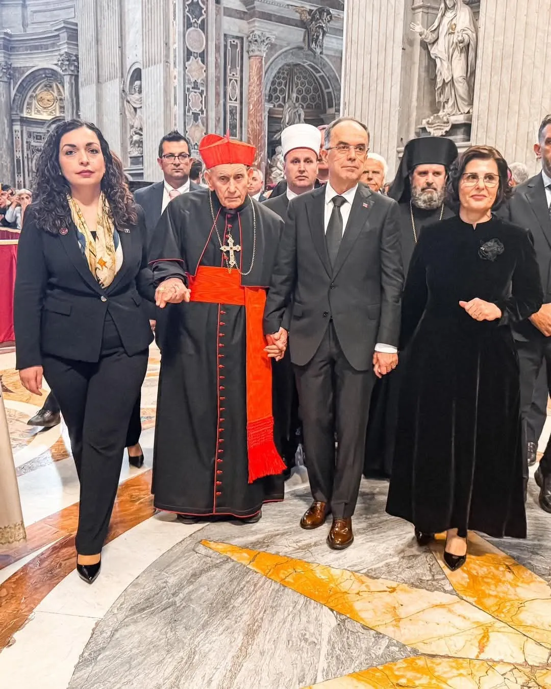 SHQIPËRIA I JEP LAMTUMIRËN PAPËS ME TOLERANCË FETARE
