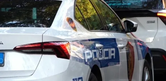Durrës/Tentoi të grabiste me dhunë tre turistet italiane, arrestohet 18-vjeçari