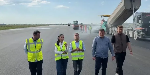 Balluku inspekton aeroportin e Vlorës: Për pak ditë ulet në pistë avioni i parë