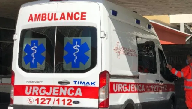 Shkodër/Pëson arrest kardiak dhe përplaset me dy automjete të parkuara