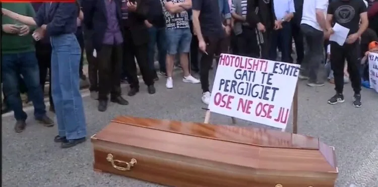 “Balluku shpërfilli kërkesat tona”, banorët e Hotolishtit përplasen me policinë. Bllokohet aksi kombëtar