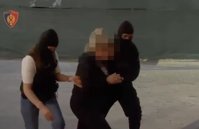 Elbasan/Vihet në pranga 47-vjeçarja në kërkim ndërkombëtar