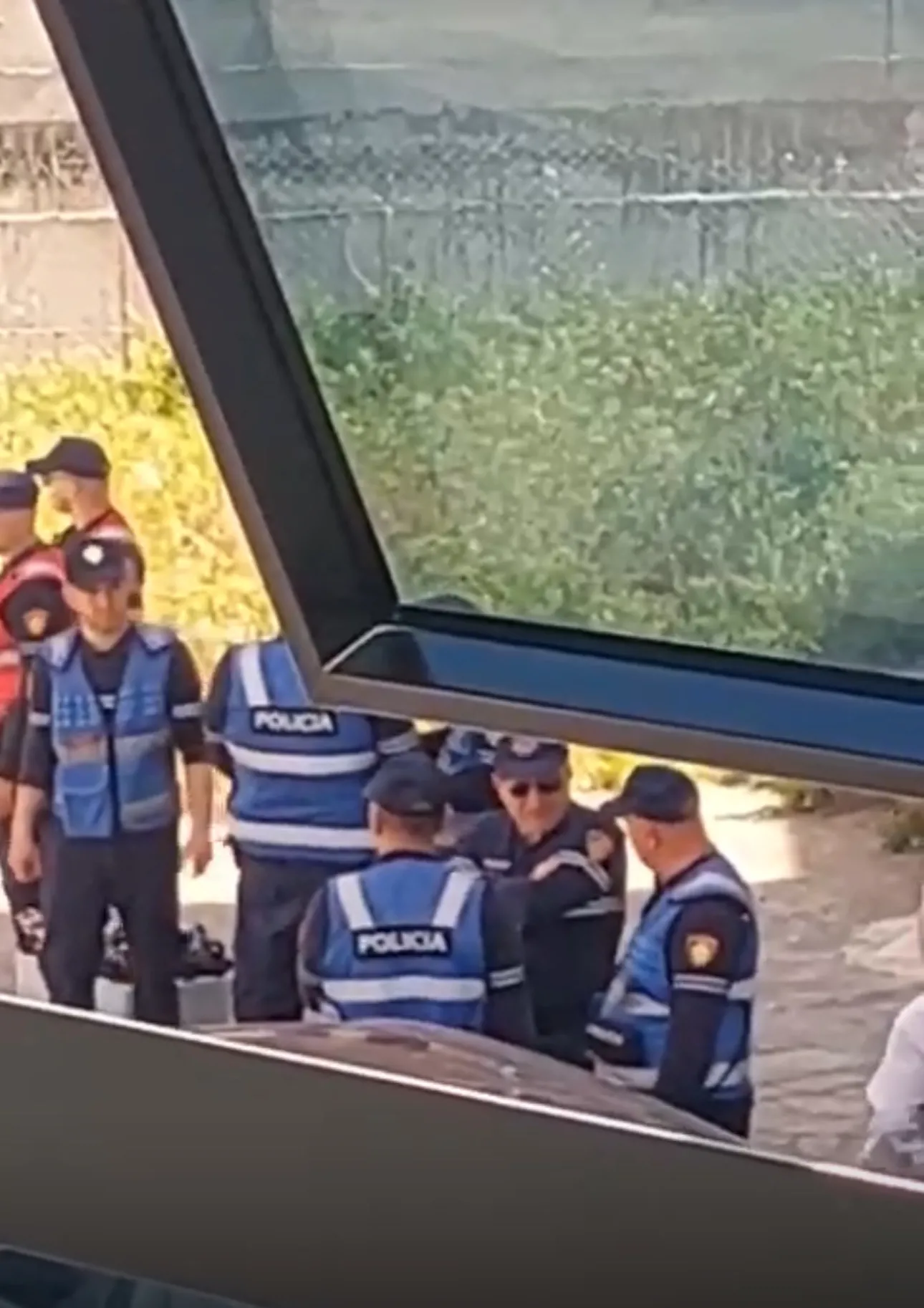 Video/ Kërcet arma në laç