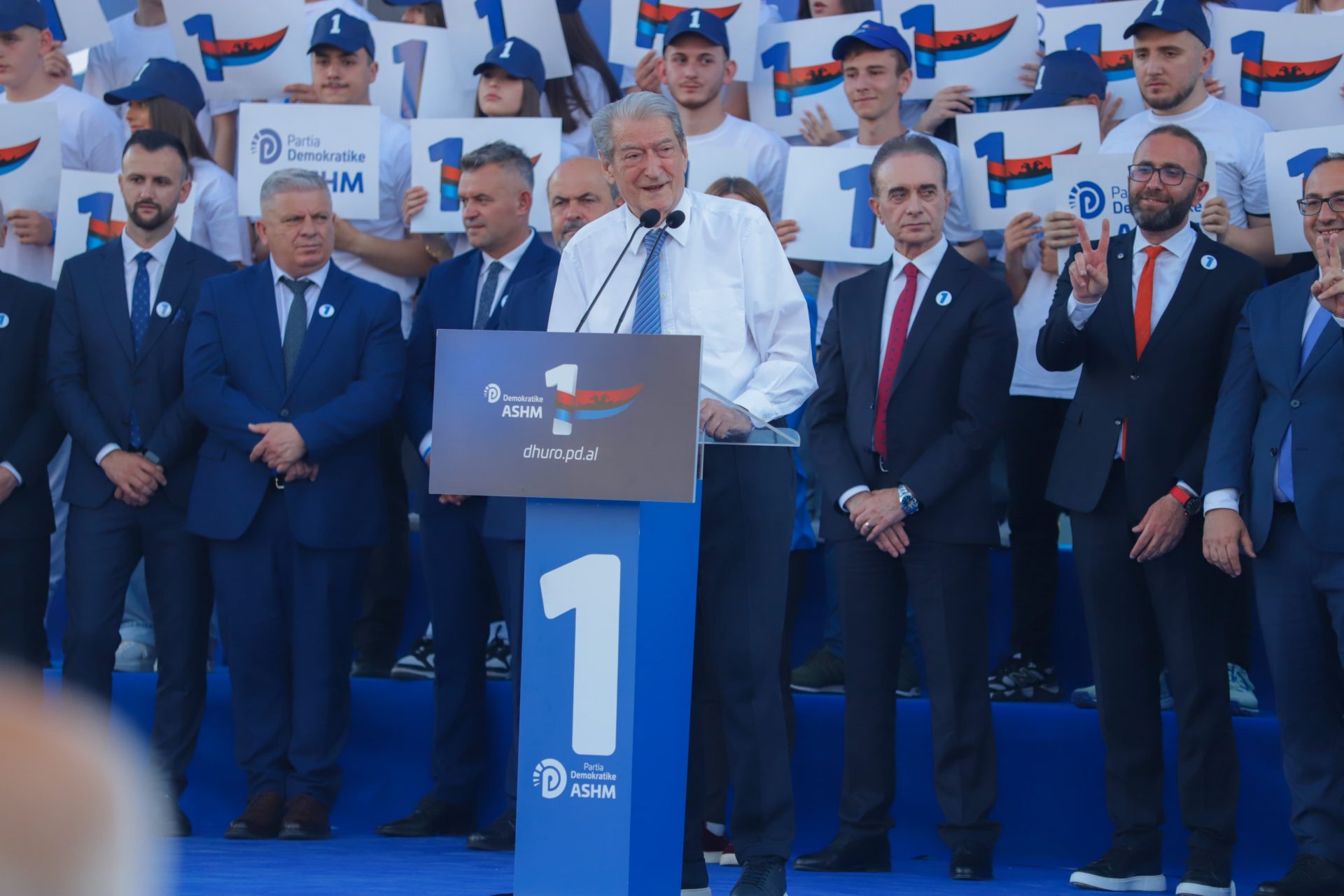 Zgjedhjet e 11 majit: Midis një “Shqipërie Madhështore” dhe  “pasaportës  europiane”