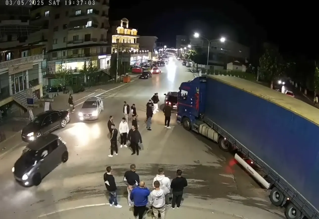 Kandidati i PD-së përfshihet në sherr me shoferin e kamionit